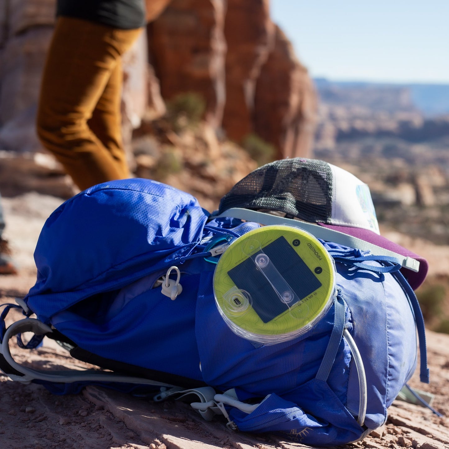 MPOWERD LUCI OUTDOOR 2.0 - PRO SERIES - SOLAR LIGHT + MOBILE CHARGER