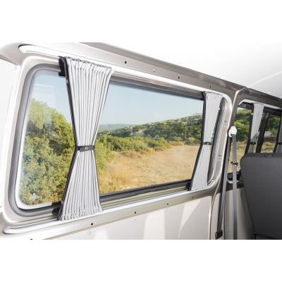 VW T5 und T6, 5 Fenster, schwarze/schwarze Vorhänge mit schwarzen Schienen, SWB-Heckklappe