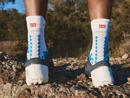 Compressport Pro Racing Chaussettes V4.0 TRAIL - Blanc/Bleu Fjord